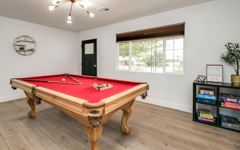 Casa de férias Charming Zen With Heated Pool, Pool Table, Arcade And Mini Golf.